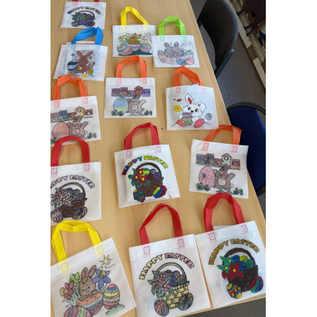 Handfarbige Ostergeschenkenktüten, Einkaufstüten und Warenbeutel