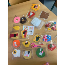 10-teiliges Fantasie Figuren-Set aus der Welt der Eiscreme, Donuts und Süßigkeiten Komplett-Nähset
