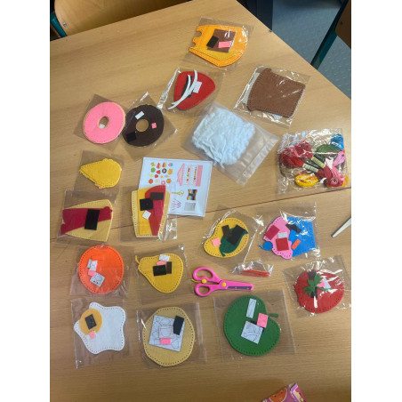 10-teiliges Fantasie Figuren-Set aus der Welt der Eiscreme, Donuts und Süßigkeiten Komplett-Nähset