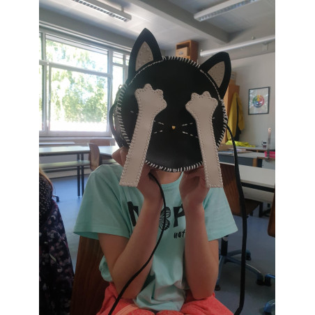 die schüchterne Katze