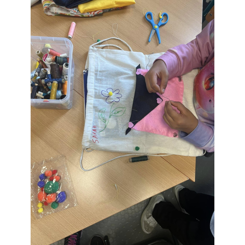 Selbstgestickte DIY-Beutel mit Zugband – personalisierbare Leinwand-Tragetaschen.