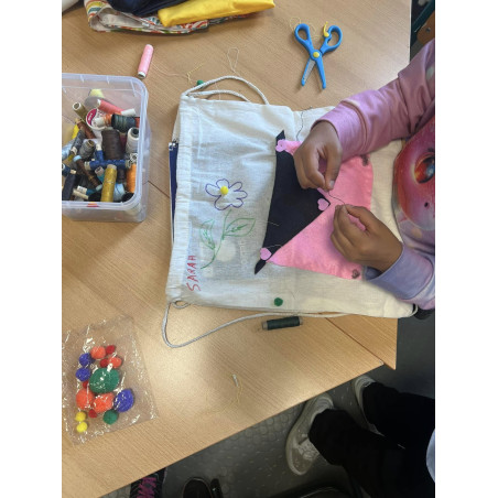 Selbstgestickte DIY-Beutel mit Zugband – personalisierbare Leinwand-Tragetaschen.
